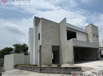 Casa · 425m² · 4 Recámaras · 3 Estacionamientos · Casa en Venta en Loreto Sector La Joya