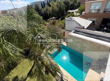 Casa · 423m² · Casa en Venta en Azulejos, Zona Sierra Alta, Monterrey