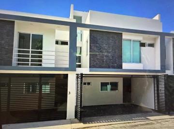 Frente con balcon · Townhouse en Venta en Zona Altabrisa, Mérida