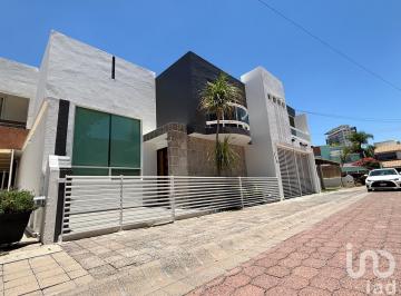 Casa · 300m² · 3 Recámaras · 2 Estacionamientos · Casa en Renta Trojes del Pedregal Aguascalientes