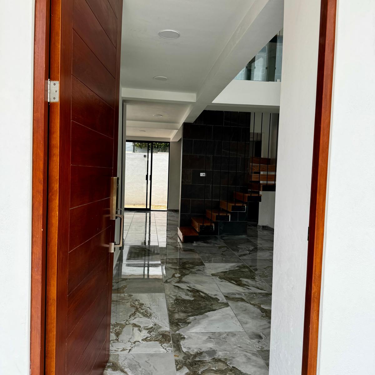 Casa Nueva en Residencial Las Plazas.