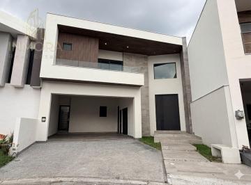 Casa · 450m² · 3 Recámaras · 2 Estacionamientos · Casa en Granadas Zona Sur Carretera Nacional