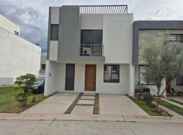 Casa · 136m² · 4 Recámaras · 2 Estacionamientos · Casa en Venta en Punto Sur