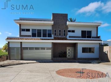 Casa · 354m² · 4 Recámaras · 2 Estacionamientos · Casa con Alberca en Venta en Fracc. Las Palmas, Medellín de Bravo Veracruz.
