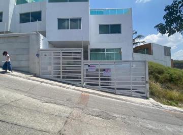 Casa · 310m² · 4 Recámaras · 2 Estacionamientos · Casa Sola de Tres Niveles con Amplios Espacios en Milenio III.