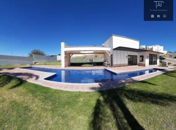 Casa en condominio · 240m² · 3 Recámaras · 3 Estacionamientos · Casa de un Piso en El Pedregal de Schoenstatt, Corregidora.