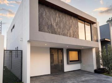 Casa · 319m² · 3 Recámaras · 2 Estacionamientos · Casa Como Nueva en Lomas del Molino III | Doble Altura, Jardín y Estudio