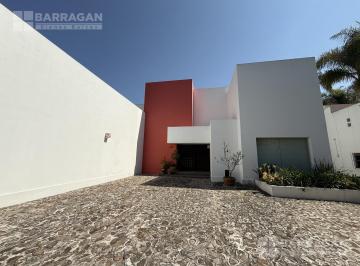 Casa · 590m² · 3 Recámaras · 3 Estacionamientos · Casa en Renta Colinda con Campo de Golf, en El Campanario