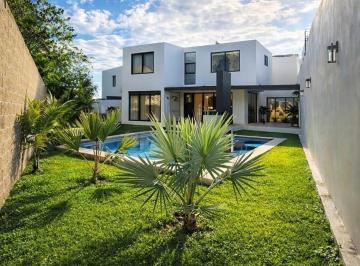 Casa · 427m² · 4 Recámaras · 4 Estacionamientos · Casa en Venta en Privada Al Norte de Mérida Equipada con 35 Paneles Solares