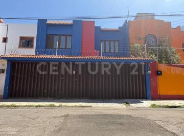 Casa · 197m² · 3 Recámaras · 2 Estacionamientos · Casa en Venta - Barrio de Santiago Zona Upaep