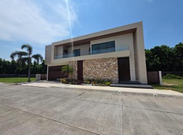 Casa · 360m² · 4 Recámaras · 2 Estacionamientos · Casa en Preventa en Rio del Dorado, Boca del Rio