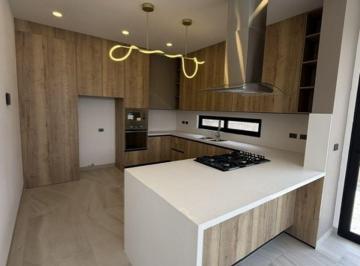 Casa de 3 habitaciones, León · Casa en Venta en Lomas del Molino con 3 Habitaciones, Cada Una con Baño Completo