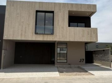 Casa de 3 habitaciones, León · Casa en Venta en Lomas del Molino con 3 Habitaciones, Cada Una con Baño Completo