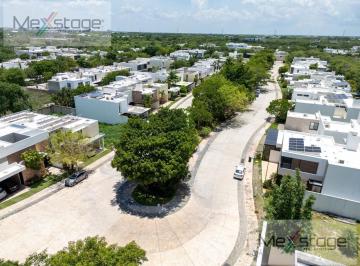 Casa en condominio · 340m² · 4 Recámaras · 3 Estacionamientos · House For Sale or Rent in Temozon, Merida