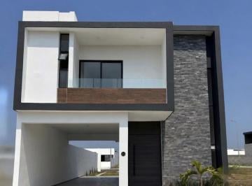Casa · 175m² · 3 Recámaras · 2 Estacionamientos · Casa en Venta en Lomas de La Rioja