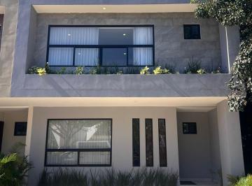 Casa · 250m² · 3 Recámaras · 2 Estacionamientos · Casa en Venta con Hermoso Roof Top en Residencial Arbolada