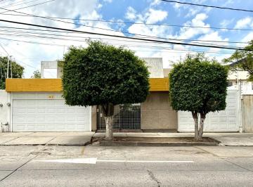 Casa · 600m² · 4 Recámaras · 3 Estacionamientos · Casa Comercial en Renta Fracc. Jardines del Moral