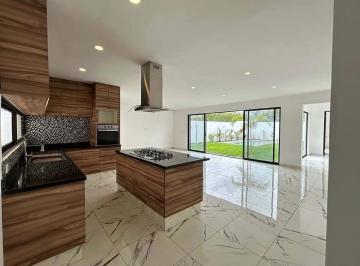 1 · Casa de Una Planta con 4 Recamaras en Venta en Jardines de Rejoyada