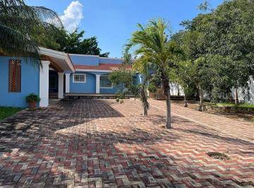 1 · Casa de Una Planta con Amplio Terreno en Venta en Chichí Suárez