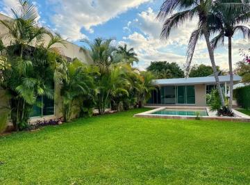 1 · Residencia en Renta con Amplio Terreno y Alberca en Privada Club de Golf