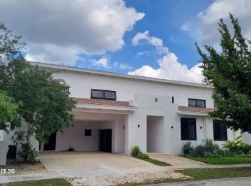 1 · Casa en Venta en Yucatán Country Club. Privada Kutz