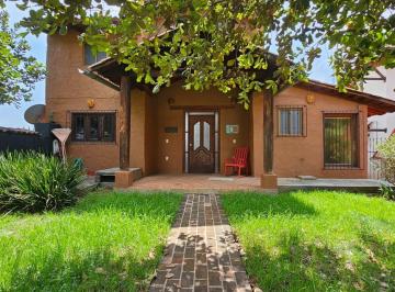 Casa · 255m² · 3 Recámaras · 1 Estacionamiento · Casa Tipo Cabaña en Venta Villas del Sol Pátzcuaro con Vista