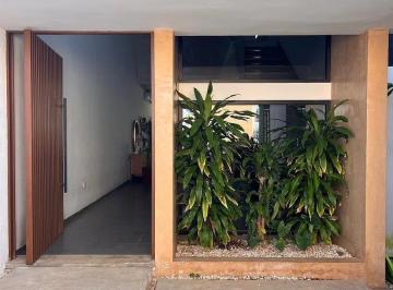 1 · Casa con Paneles Solares en Venta en Privada Cercana a La Marista