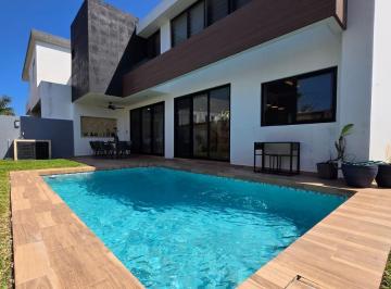Casa · 317m² · 3 Recámaras · Casa en Venta en Punta Tiburon, con Alberca