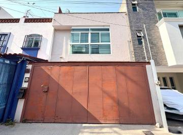 Casa en condominio · 171m² · 3 Recámaras · 2 Estacionamientos · Casa Dentro de Coto - 3 Niveles - Detrás del Auditorio.