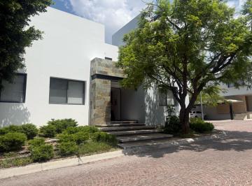 Casa · 844m² · 5 Recámaras · 4 Estacionamientos · Renta Venta Casas Queretaro Juriquila Privada La Rica de Diseñador