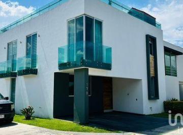 Casa · 239m² · 4 Recámaras · 4 Estacionamientos · Casa Residencia en Venta en Solares