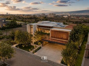 Casa · 600m² · 3 Recámaras · 3 Estacionamientos · Fraccionamiento El Campanario