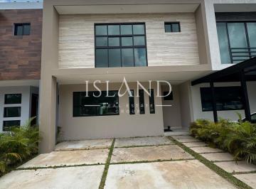 Casa · 250m² · 4 Recámaras · 2 Estacionamientos · Casa en Venta en Arbolada en Cancún