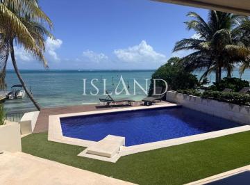 Casa · 425m² · 4 Recámaras · 3 Estacionamientos · Residencia en Venta Frente Al Mar Zona Hotelera en Cancún, Quintana Roo
