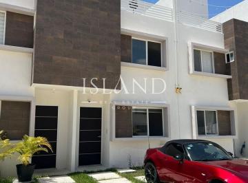 Casa · 130m² · 3 Recámaras · 2 Estacionamientos · Casa Amueblada en Renta en Jardines del Sur V en Cancún