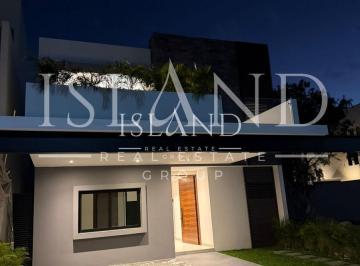 Casa · 291m² · 4 Recámaras · Casa en Venta y Renta en Via Cumbres en Cancún