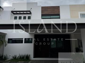 Casa · 256m² · 3 Recámaras · 3 Estacionamientos · Casa en Renta Residencial Aqua en Cancún