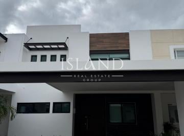 Casa · 256m² · 3 Recámaras · 3 Estacionamientos · Casa en Renta Residencial Aqua en Cancún