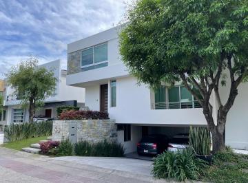 Casa de 3 habitaciones, Zapopan · Residencia con Terraza de Lujo y Doble Altura en Valle Real