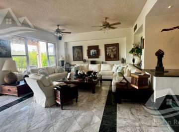 Casa · 731m² · 4 Recámaras · 7 Estacionamientos · Casa en Venta en Laguna del Mar Cancun