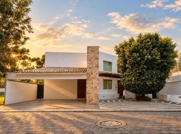 Casa · 656m² · 3 Estacionamientos · Casa en Venta en Campestre del Bosque Esteban de Antuñano Puebla.