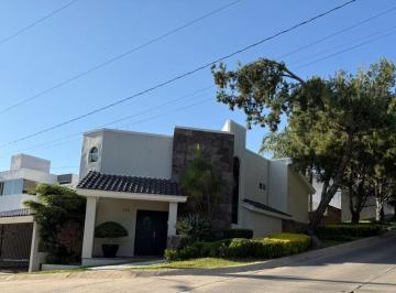 Casa · 330m² · 4 Recámaras · 2 Estacionamientos · Casa en Venta en Gran Jardin