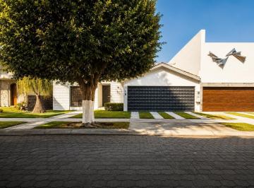 Casa · 395m² · 3 Recámaras · 2 Estacionamientos · Casa en Venta en Puerta de Hierro Puebla, Amplio Jardin