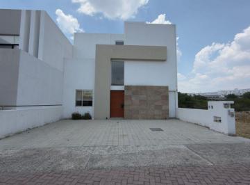Casa de 3 habitaciones, Querétaro · Casa Seminueva en Venta con Baño en Cada Habitación y Vista a Áreas Verdes Privada con Amenidades