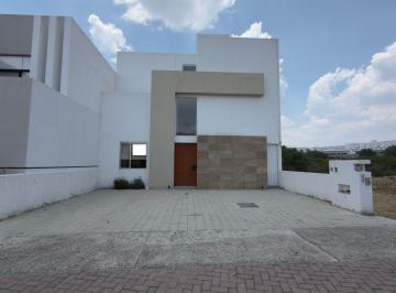 Casa de 3 habitaciones, Querétaro · Casa Seminueva en Venta con Baño en Cada Habitación y Vista a Áreas Verdes Privada con Amenidades