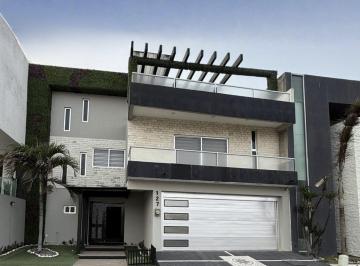 Casa · 4 Recámaras · 2 Estacionamientos · Casa en Venta con Alberca en Lomas del Sol