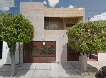 Casa de 4 habitaciones, Celaya · Venta de Casa en Zona de Oro Celaya