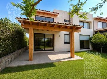 Casa · 320m² · 3 Recámaras · 2 Estacionamientos · Casa en Venta, Balvanera, Querétaro