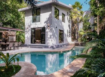 Villa de 5 habitaciones, Solidaridad · Villa de Lujo Remodelada, Alberca Privada Vista Al Campo de Golf, en Venta
