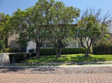 Casa en condominio de 4 habitaciones, Querétaro · Amplia y Cómoda Residencia con 4 Recámaras y Alberca, en El Campanario